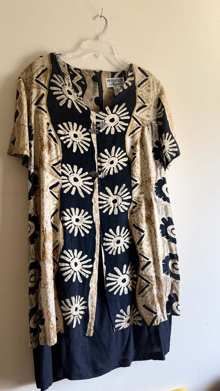 Wild Thyme Vintage 100% Rayon Floral Print Tunic Top with Metal Frog Closures